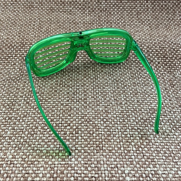 Green Party glasses and Hula Festival bracelet - Picture 5 of 6